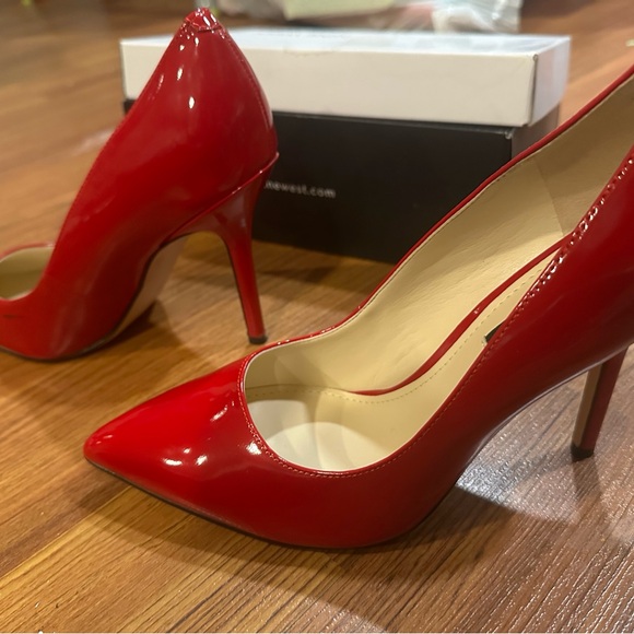 Nine West pointy toe heels women’s size 8M medium red patent only worn one time - Picture 3 of 5